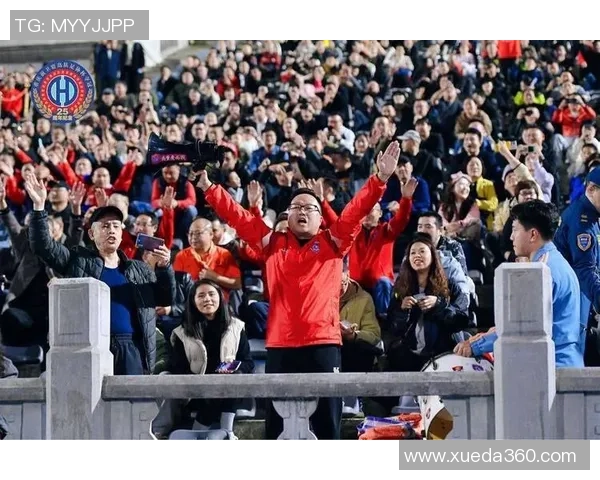 足球明星悠闲散步引发众人围观粉丝热情高涨场面火爆